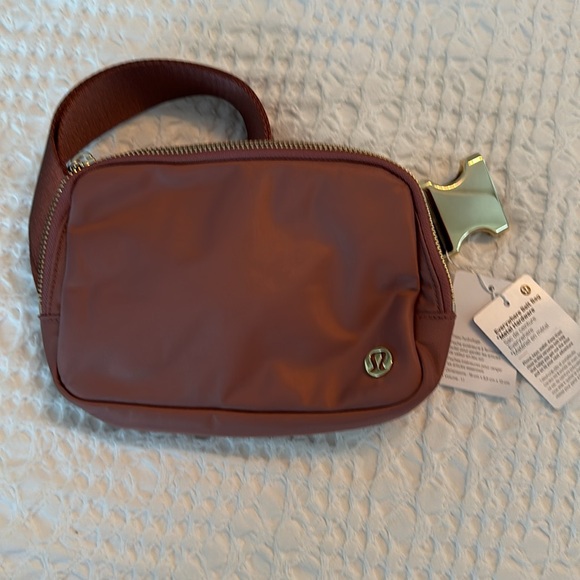 NWT Lululemon Everywhere Belt Bag
Spiced Chai Metal Hardware Spiced Chai/Gold - Picture 7 of 8